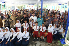 Wali Kota Lubuk Linggau Serahkan Seragam Sekolah Gratis untuk 8.267 Siswa SD, SMP Negeri dan Swasta