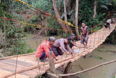 Ancam Keselamatan Pelajar, Polres Musi Rawas Perbaiki Jembatan Gantung di Sukakarya