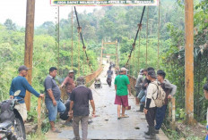 Kecewa dengan PUPR, Warga Kayu Ara Lubuk Linggau Swadaya Perbaiki Jembatan Gantung