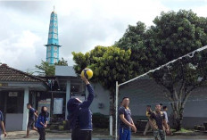 Pererat Kekompakan, Peserta Magang dan Pegawai Lapas Narkotika Muara Beliti Gelar Olahraga Pagi Bersama