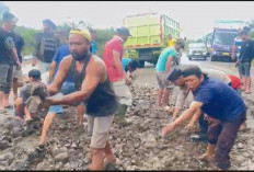 Membahayakan, Polsek Muara Lakitan Timbun 2 Lubang di Jalan Musi Rawas – Muba