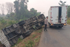 Hindari Lubang, Truk Box Indomaret Terbalik di BTS Ulu Musi Rawas, Hantam Tiang Listrik
