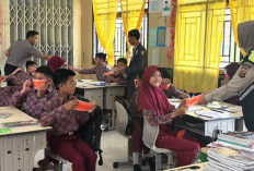 Asap Karhutla Pekat, Polres Musi Rawas Bagikan Masker dan Cek Kesehatan Gratis Lansia dan Siswa SD