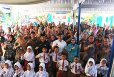 Wali Kota Lubuk Linggau Serahkan Seragam Sekolah Gratis untuk 8.267 Siswa SD, SMP Negeri dan Swasta
