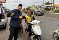 Satreskrim Polres Musi Rawas Utara Bagi-bagi Takjil ke Pengendara