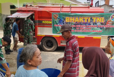 Koramil Muara Kelingi Salurkan Air Bersih untuk Warga Desa Karya Sakti Musi Rawas yang Terdampak Kekeringan