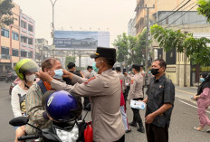 Polres Lubuk Linggau Bagikan Masker, Respons Cepat Atasi Kabut Asap Pekat