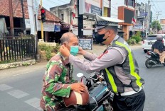 Kabut Asap Terpa Lubuk Linggau, Polisi dan Jurnalis Bagikan Masker di Simpang RCA