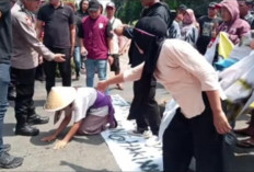 Demo Polres Musi Rawas, Keluarga Tersangka Sujud, Minta Pembakar Lahan Tidak Ditahan