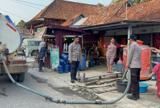 Polsek Muara Lakitan Salurkan 5.000 Liter Air Bersih untuk Warga Terdampak Kemarau