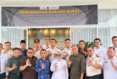 Kalapas Lubuk Linggau Bersama Kasi Binadik Hadiri Pemusnahan Barang Bukti di Kejari Musi Rawas