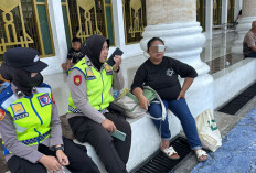Ditinggal Suami Usai Salat Jumat di Masjid Agung Lubuk Linggau, Ibu Ini Dibantu Polwan