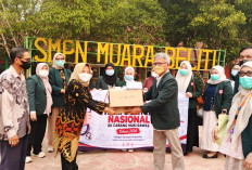 Cegah ISPA, IDI Musi Rawas Bagikan 800 Masker ke Pelajar SMP Negeri Muara Beliti dan Pedagang Pasar Metau