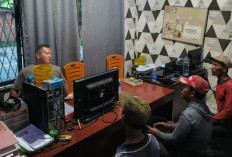 Bakar Tumpukan Ranting dan Daun Kering, Polisi Datangi Warga di Mandi Aur Muara Kelingi