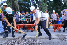 Polisi di Sumatera Selatan Ramai-ramai Tambal Jalan Berlubang, dari Kapolda Hingga Kapolsek