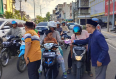 PWI dan Polres Lubuk Linggau Turun ke Jalan Berbagi Takjil, Kampanyekan Tertib Lalu Lintas dan Anti Hoax